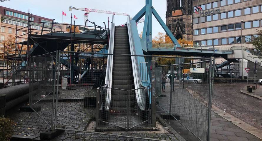 Eingezäunte Rolltreppe vor Abriss der Brücke